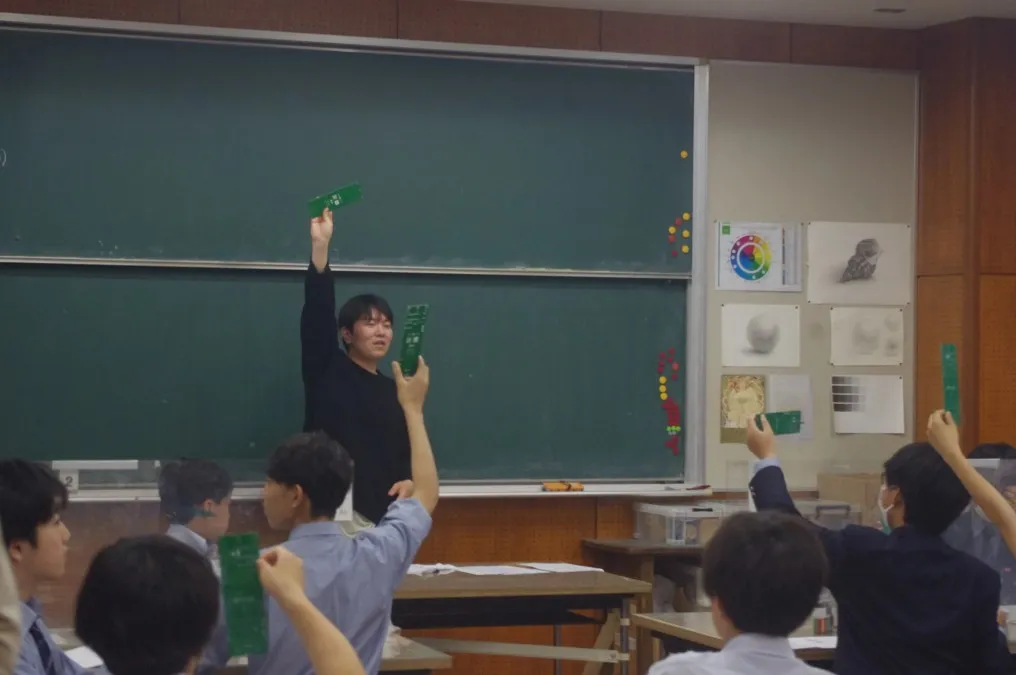 配布物を確認する様子