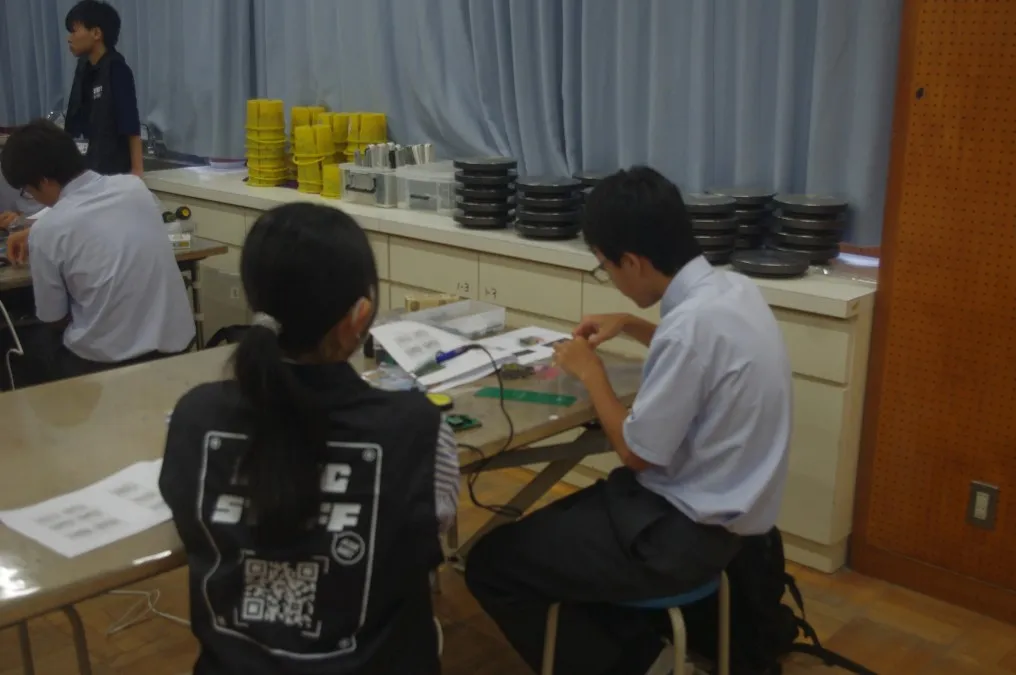 生徒にはんだ付けを教えている様子