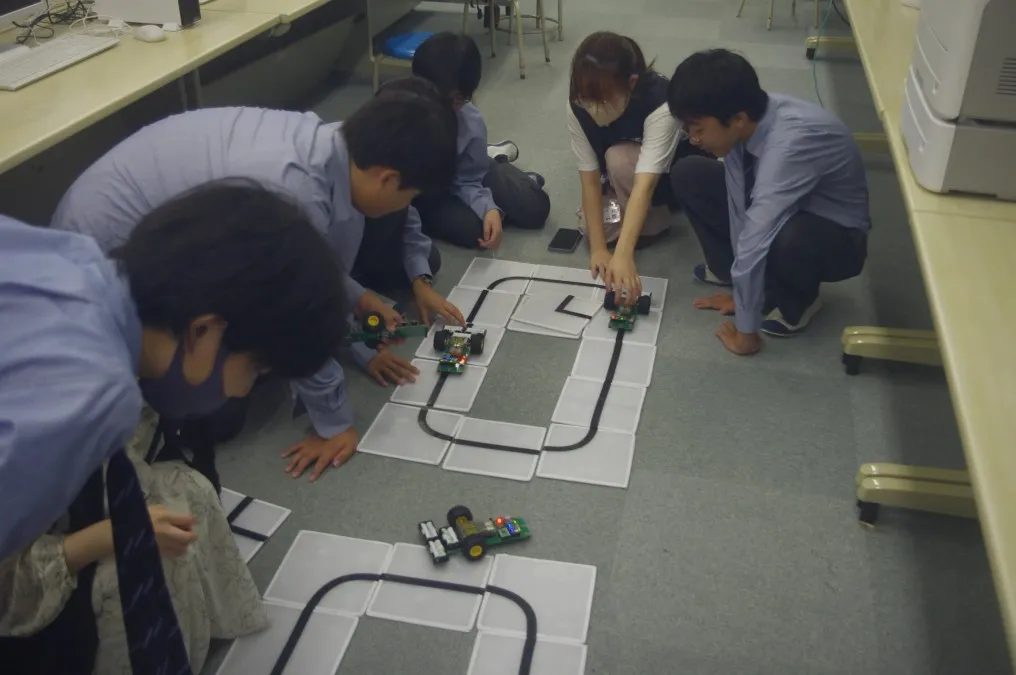 生徒とメンバーが期待を走らせている様子