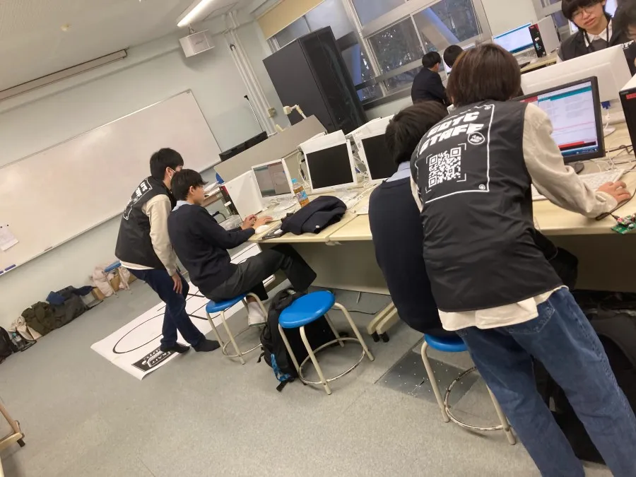 生徒がプログラミングをしている様子