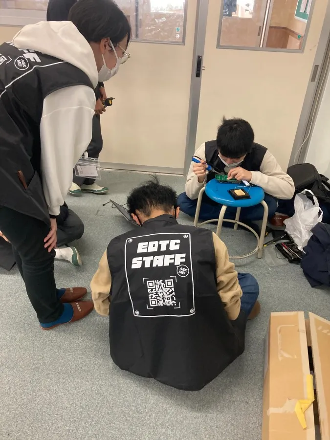 機体修理に奔走するスタッフ