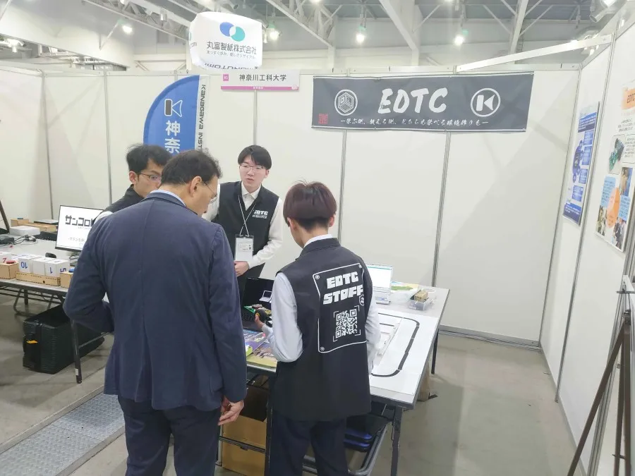 企業の方とメンバーが話している様子