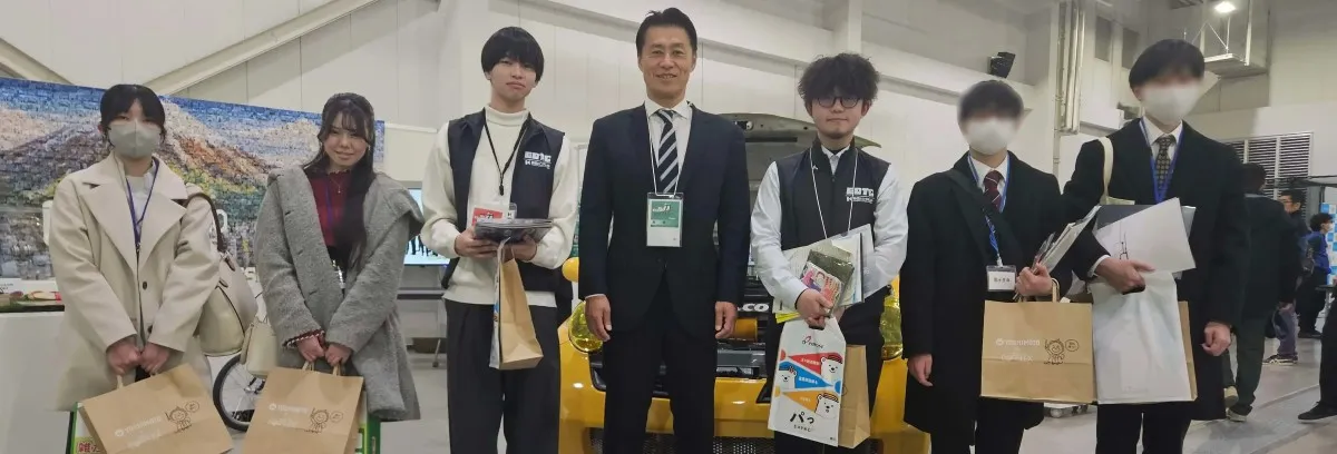 細野豪志議員とメンバーが写真を撮っている様子