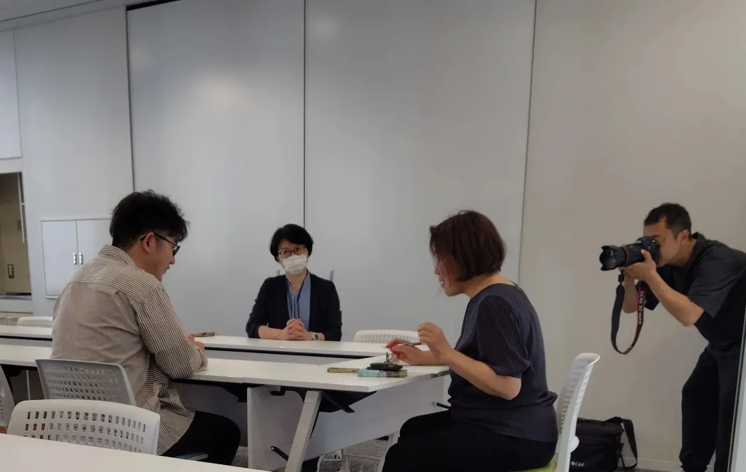 取材を受けている様子