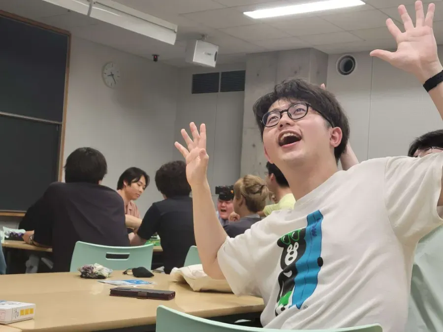 代表がはしゃいでいる様子