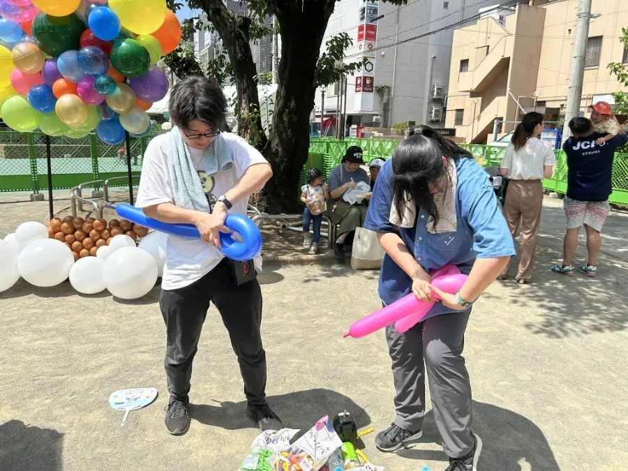 バルーンアートに挑戦している写真