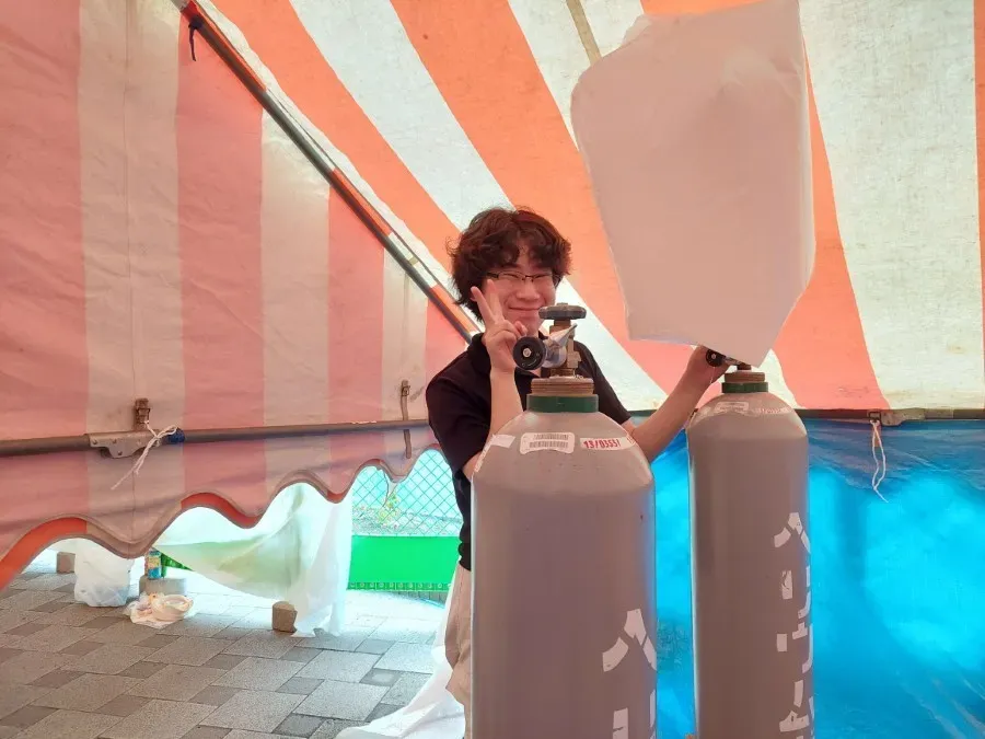 灯籠を作成している写真