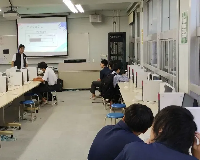 授業を行う様子