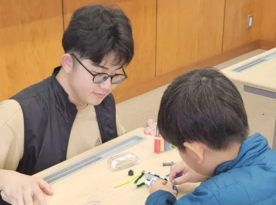 子供たちに授業を行っている様子