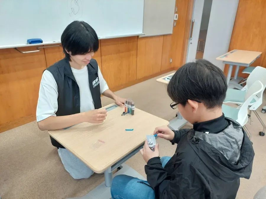 子供たちにぶるぶる君の授業を行っている様子