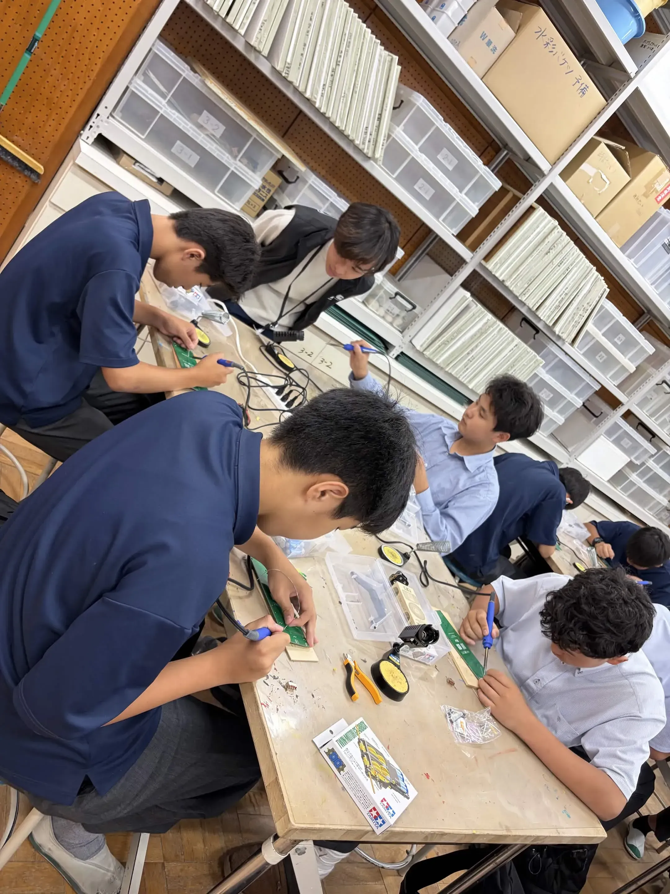 はんだ付けをしている様子