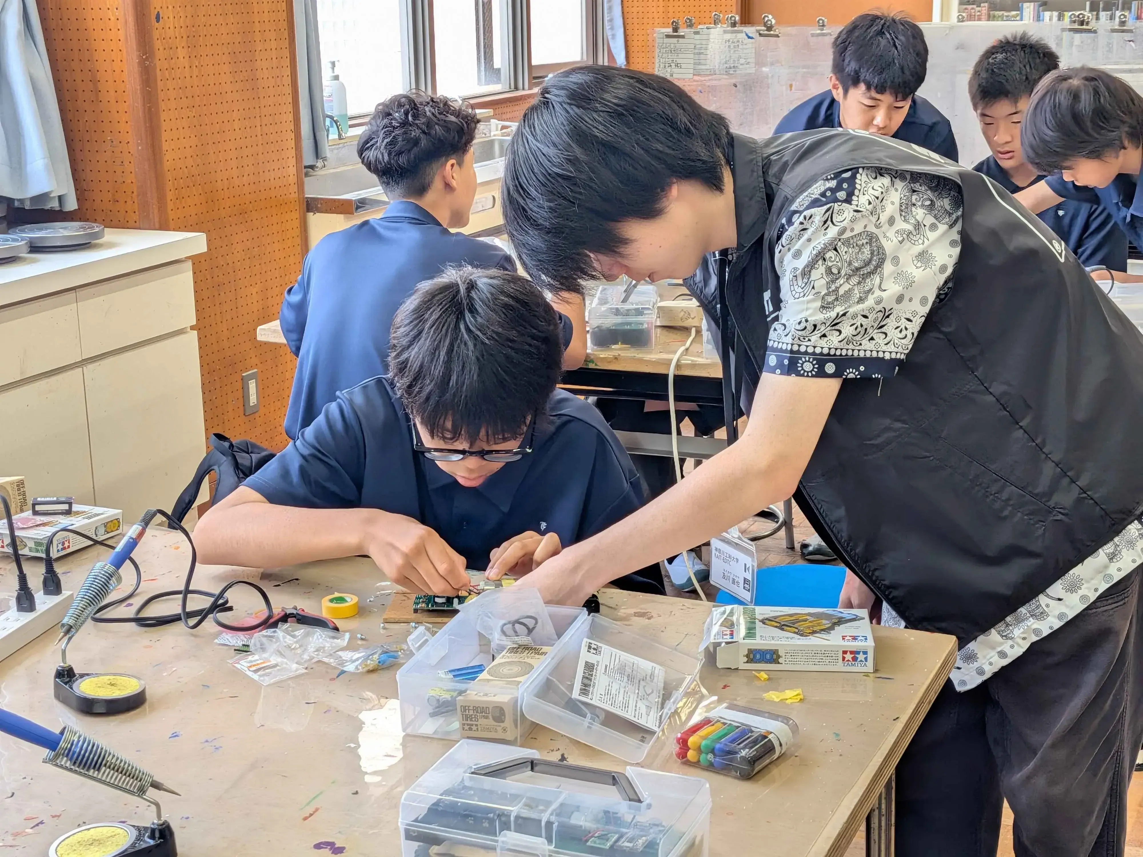 はんだ付けしている様子