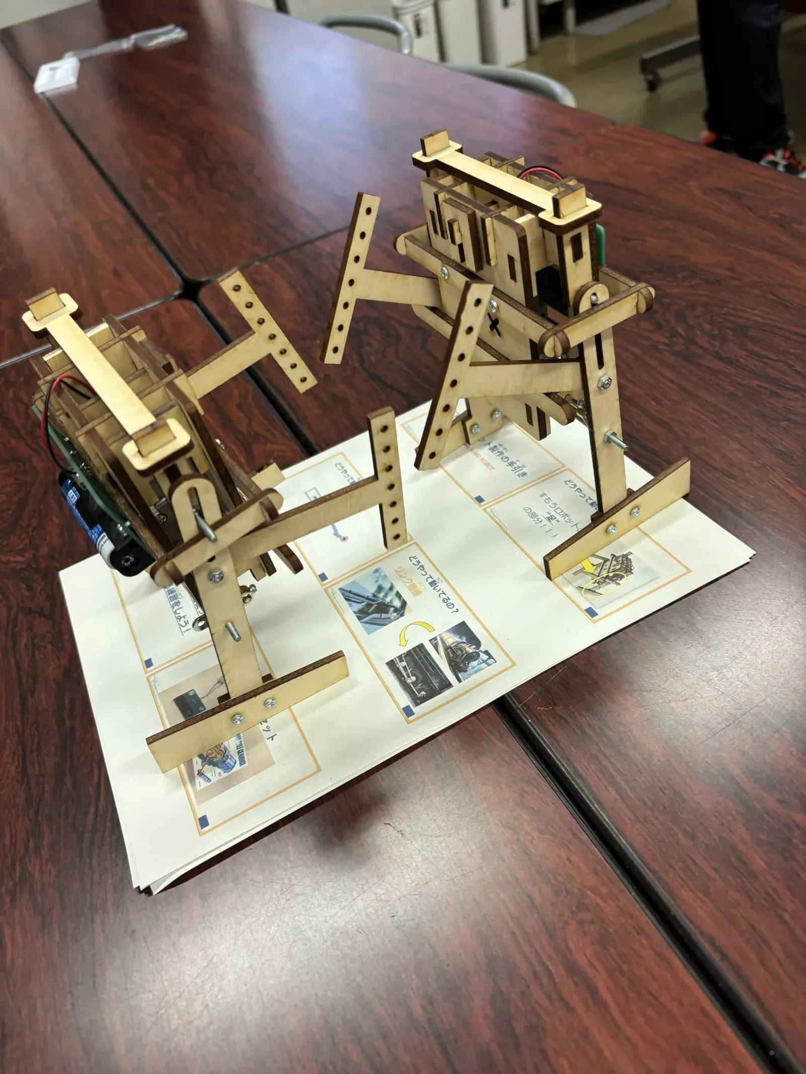 実際に相撲ロボットが戦う様子